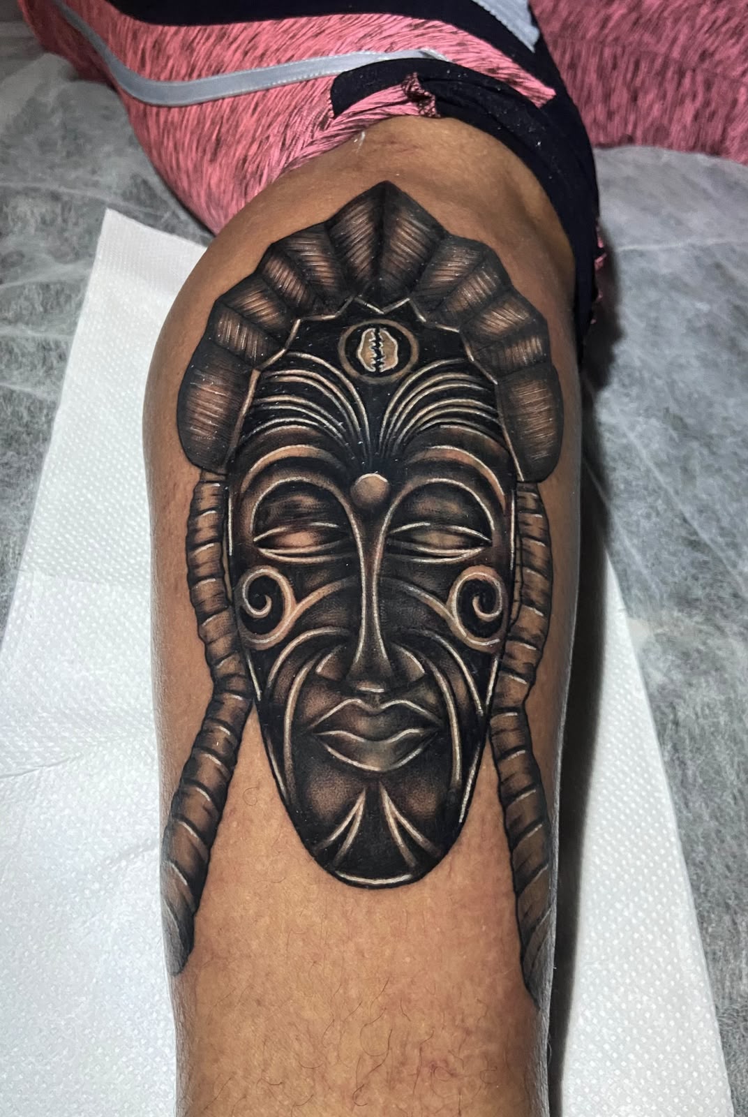 Tatuagem de máscara africana em preto e cinza