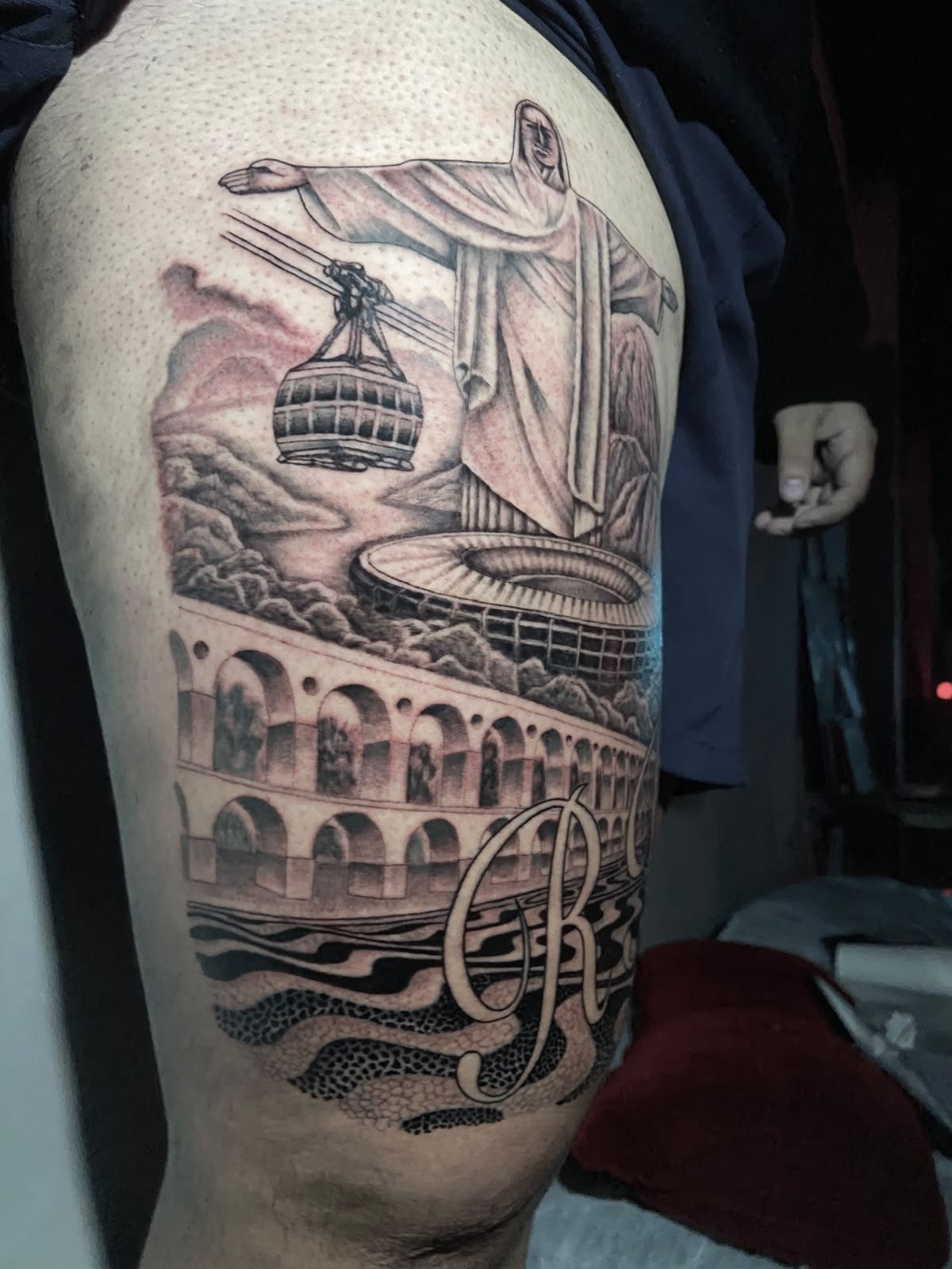 Tatuagem inspirada no Rio de Janeiro com Cristo Redentor, bondinho e Arcos da Lapa
