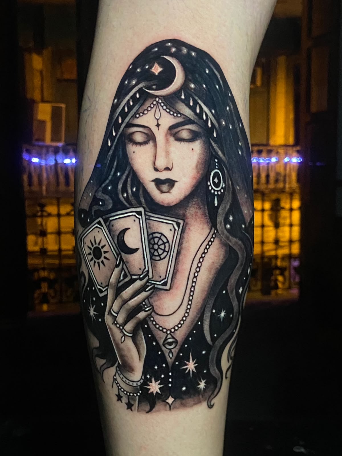 Tatuagem autoral de cartomante em preto e cinza feita por Michel Maiani no Centro do Rio de Janeiro