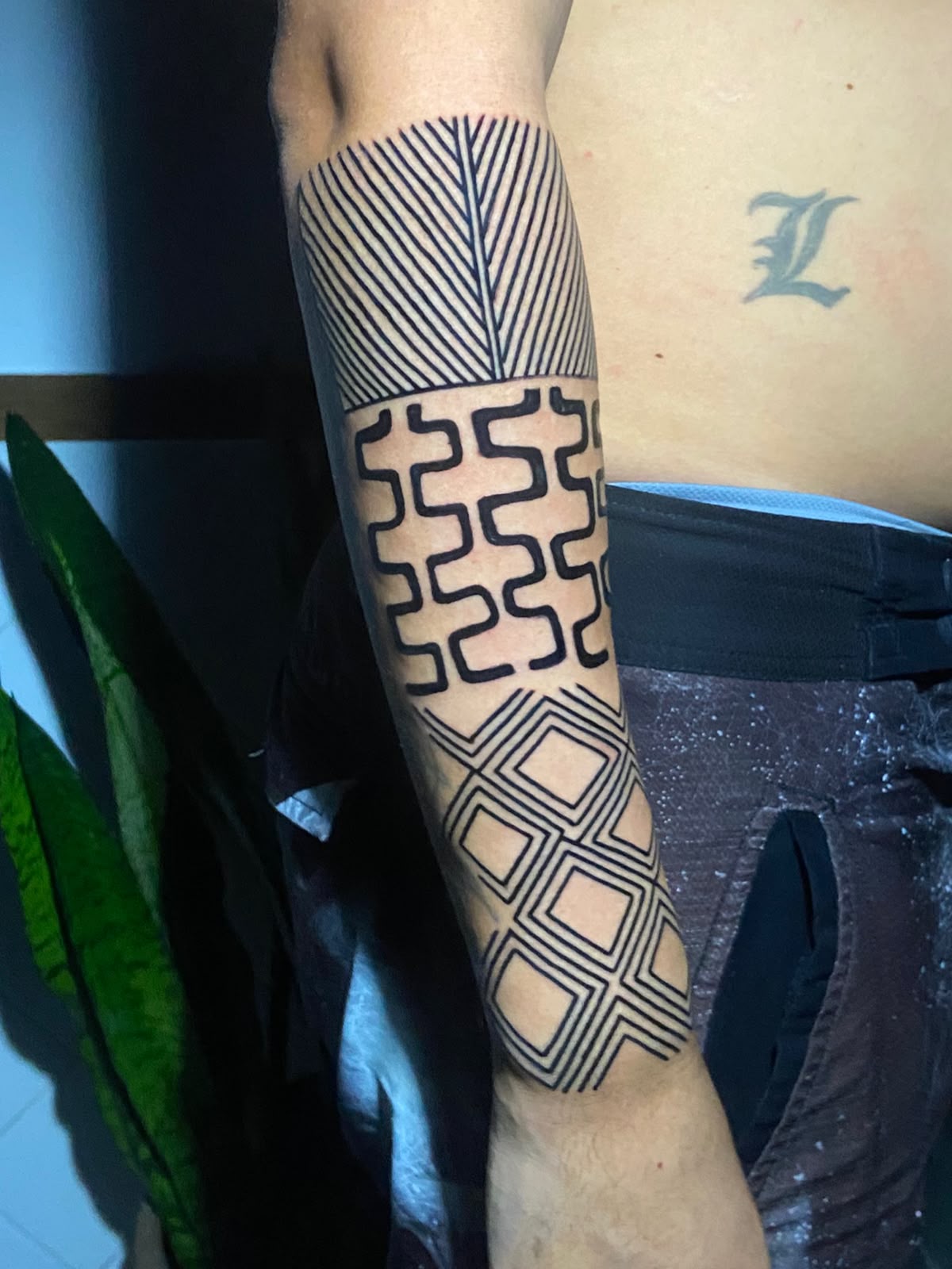 Tatuagem geométrica de linhas precisas no antebraço